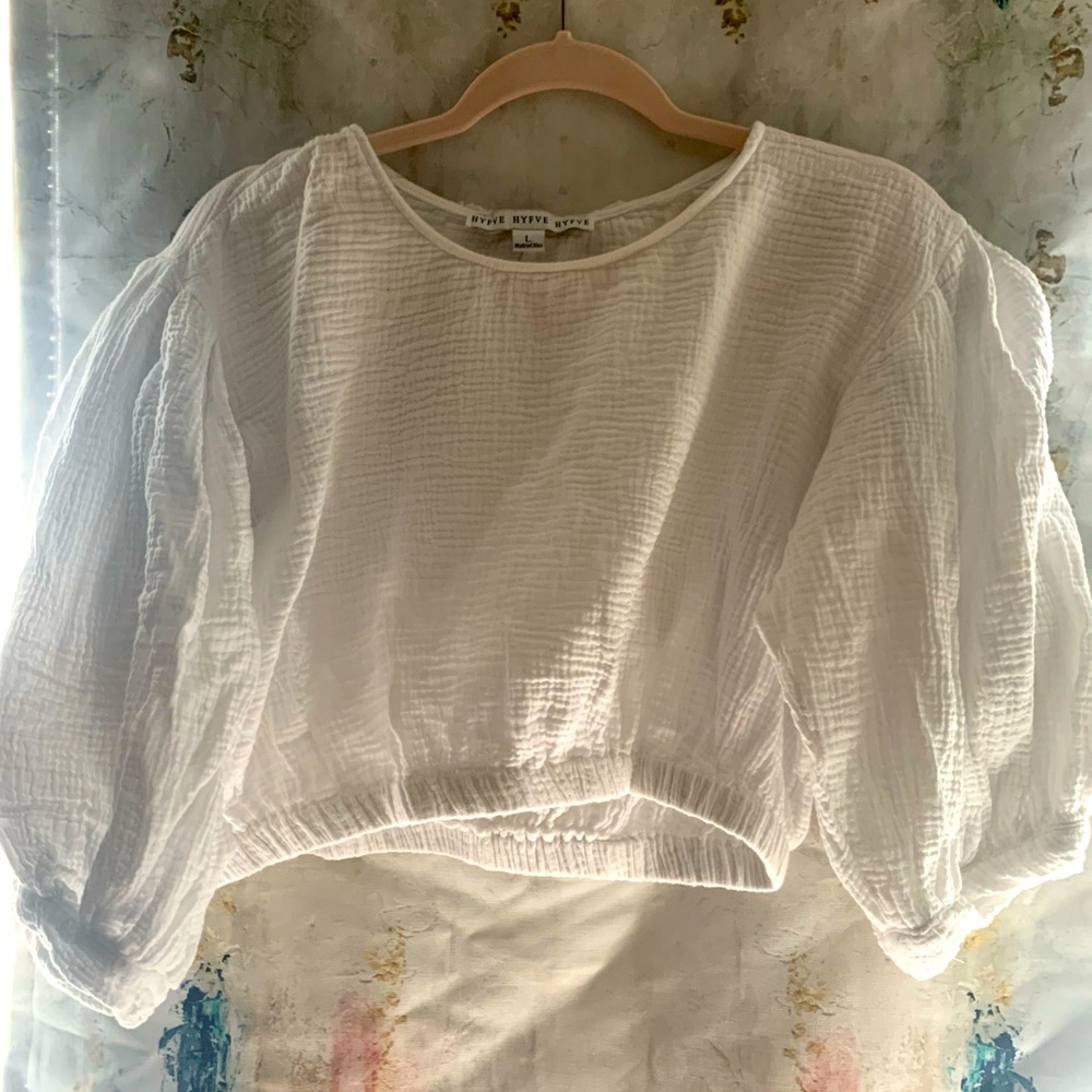 White puffy sleeve cropped top